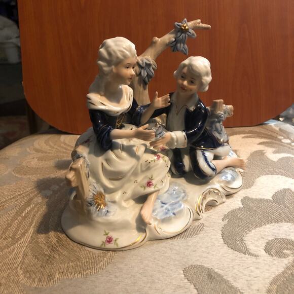 vintage‎ porcelain figurine of a courting couple - Picture 2 of 5